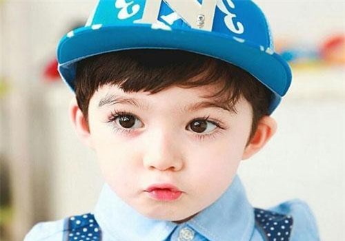 Bất ngờ với nhan sắc của cậu bé từng được mệnh danh là "đẹp nhất thế giới"