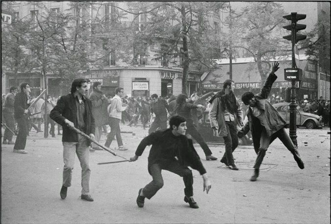 Hình ảnh xung đột dữ dội giữa các sinh viên tham gia biểu tình với lực lượng cảnh sát ở Boulevard Saint Germain, Paris, Pháp ngày 6/5/1968.