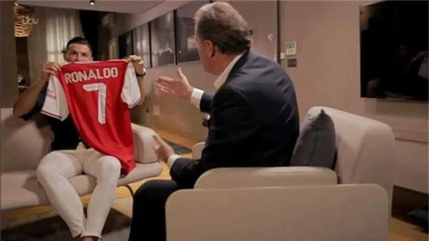 MC Piers Morgan tặng áo đấu Arsenal cho C. Ronaldo
