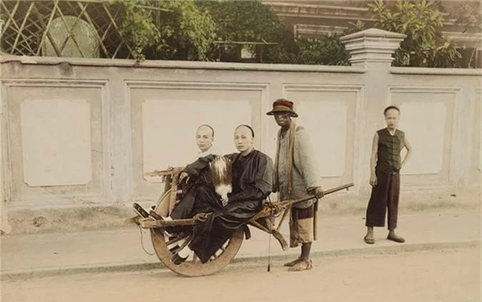 Bộ ảnh Trung Quốc thế kỷ 19 của ông phản ánh chân thực quang cảnh đường phố với các thương nhân, những công trình kiến trúc