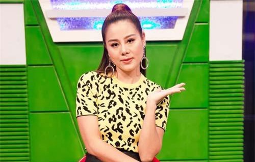 Nam Thư sốc khi bị dàn diễn viên tố lộng quyền trên sóng truyền hình