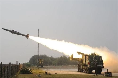 Để đảm bảo lực lượng tên lửa phòng không Akash đủ trang bị cho 6 sư đoàn đóng dọc biên giới với Pakistan và Trung Quốc trong tương lai, Ấn Độ vừa phê chuẩn hợp đồng mua từ 550 tới 600 tên lửa Akash tương đương với chi phía khoảng 757 triệu USD.