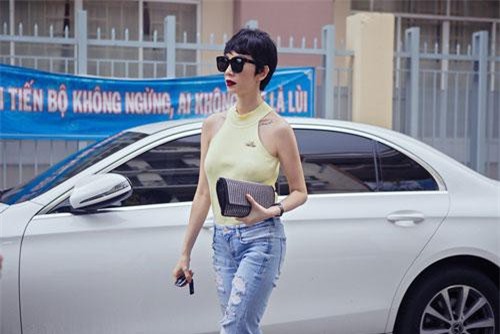 Không cần cầu kỳ, Xuân Lan mặc đơn giản mà thần thái ngút ngàn, lái xế sang đến ủng hộ Quang Hà