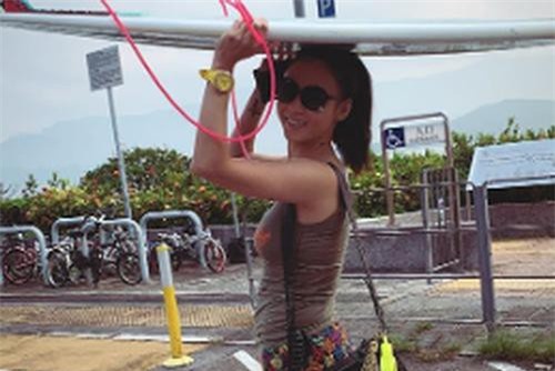 Trương Bá Chi khoe vóc dáng nuột nà hậu sinh con trai cho người tình bí mật, vẫn vui vẻ bất chấp tin Tạ Đình Phong hỏi cưới Vương Phi