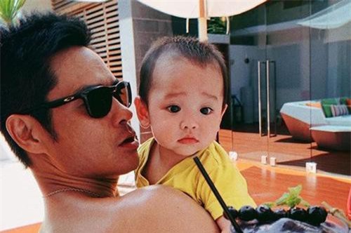 Tài tử "Bộ Bộ Kinh Tâm" Trịnh Gia Dĩnh khoe ảnh con trai đầu lòng và bà xã Hoa hậu Hong Kong kém 21 tuổi