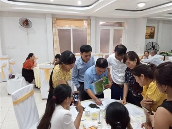 Giảng viên Vũ Hữu Hào hướng dẫn các học viên kiểm tra chất lượng trà bằng phương pháp thử nếm cảm quan.