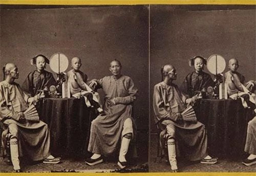 Trước khi nghệ thuật nhiếp ảnh du nhập vào Trung Quốc, phương tây chỉ có thể hình dung về một cường quốc phương đông thông qua các bức vẽ, bút ký và công văn được gửi về từ vùng đất xa xôi. Nhưng đến những năm 1850, một nhóm nhiếp ảnh gia phương tây tiên phong tìm cách chụp lại phong cảnh và con người Trung Quốc, thu hút nhiều sự chú ý ở quê nhà và khởi xướng cho phong trào nhiếp ảnh tại Trung Quốc, theo CNN.
