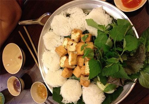 Báo Tây hết lời khen ngợi bún đậu mắm tôm Việt Nam