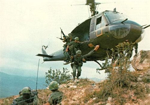 Loại trực thăng được Mỹ sử dụng phổ biến nhất trên Chiến trường Việt Nam đó là trực thăng UH-1. Đây là loại trực thăng đa năng có nhiệm vụ chính là vận tải nhưng vẫn có thể mang được vũ khí để thực hiện nhiệm vụ yểm trợ đường không cho bộ binh. Nguồn ảnh: Pinterest.