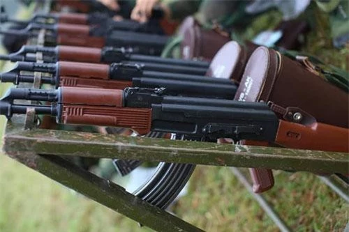 Khẩu súng trường tấn công AKM-1 vừa được lộ diện là một sản phẩm do nhà máy Z111 sản xuất. Đây là một trong những phiên bản súng trường tấn công mới nhất hiện nay do Việt Nam tự nghiên cứu, cải biên. Nguồn ảnh: Duy Lê.