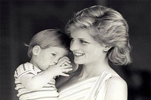 Hoàng tử Harry sinh ngày 15/9/1984, là con trai út của Thái tử Charles và Công nương Diana. Ảnh: Hoàng tử Harry được mẹ bế lúc nhỏ tại Cung điện Marivent hồi tháng 8/1988. (Nguồn ảnh: Reuters)