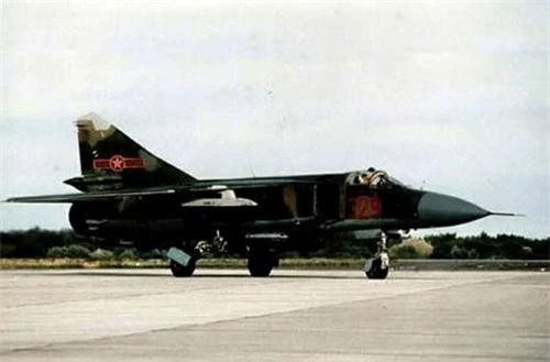 Ảnh photoshop tiêm kích cánh cụp cánh xòe MiG-23 với logo Không quân Việt Nam trên cánh đuôi đứng. Ảnh: Defence.pk.