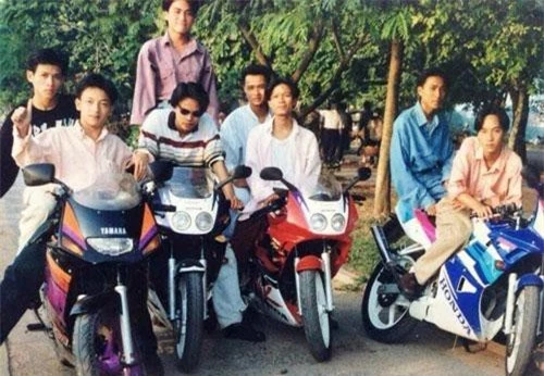 Trên một trang mạng xã hội vừa xuất hiện hình ảnh được cho là các khoảnh khắc chơi mô tô hàng khủng của nam thanh nữ tú đất Hà Thành một thời vào những năm 1994-1995 của thế kỷ trước. Ngoài cùng bên trái là chiếc Yamaha TZM150, những chiếc còn lại là Honda NSR150RR.
