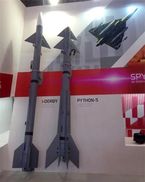 Tên lửa I-Derby ER được trưng bày bên cạnh Python-5 tại Triển lãm Aero India 2015. Ảnh: Tập đoàn Rafael.