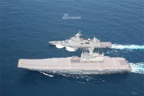 Trong biên chế Hải quân hoàng gia Thái Lan có một tàu sân bay cỡ nhỏ với kích thước rất khiêm tốn, do nước này đặt hàng Tây Ban Nha đóng mới trong thập niên 1990.