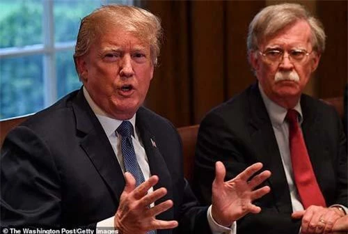 Tổng thống Trump và Cố vấn an ninh quốc gia John Bolton (Ảnh: Getty)