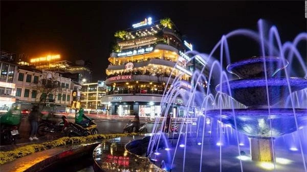Một tuyến phố bên Hồ Hoàn Kiếm (Hà Nội) khi về đêm. (Ảnh: CNN)