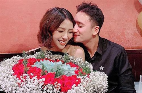 Phan Mạnh Quỳnh tổ chức sinh nhật cho vợ sắp cưới và món quà phủ đầy tiền gây choáng