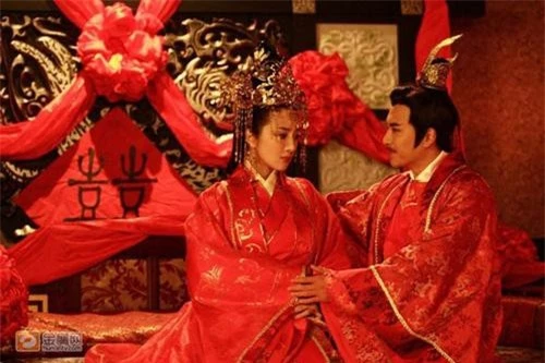 Phòng tân hôn của hoàng đế Trung Hoa xưa thường được trang hoàng với màu đỏ truyền thống tượng trưng cho sự may mắn.