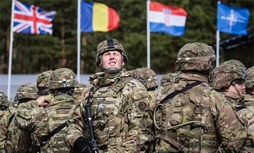 Quân nhân Mỹ trong buổi lễ chào mừng lực lượng NATO ở một căn cứ tại Ba Lan năm 2017 (Ảnh: AFP)