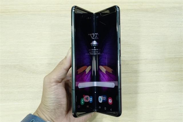 Cận cảnh smartphone màn hình gập Galaxy Fold đầu tiên về Việt Nam