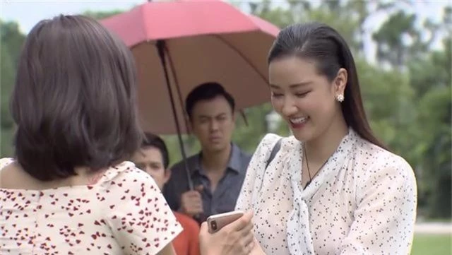 2 vụ đánh ghen cao tay nhất màn ảnh Việt: Bố Sơn “Về Nhà Đi Con” cũng phải chào thua bà cả “Bán Chồng” - Ảnh 2.