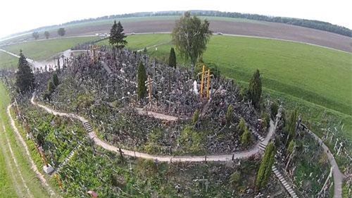 Mê cung 200.000 thánh giá bí ẩn trên ngọn đồi rợn tóc gáy