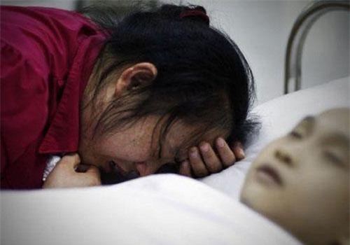 Cậu bé 9 tuổi bị ung thư ruột, bác sĩ cảnh báo sai lầm khi nấu nướng mà bà nội trợ nào cũng mắc