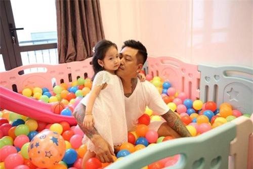 Than thở vì thấy mình xấu đi sau khi xuất viện, Tuấn Hưng được vợ nhắn nhủ cực ngọt