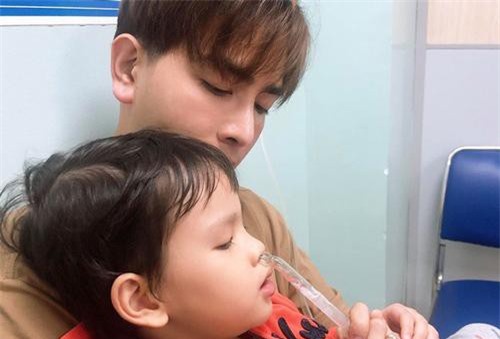 Thu Thủy xót xa khi con trai nhập viện, nhưng cư dân mạng lại chú ý chi tiết về chồng trẻ kém 10 tuổi