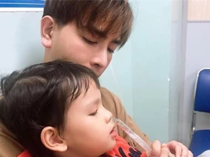 Thu Thủy xót xa khi con trai nhập viện, nhưng cư dân mạng lại chú ý chi tiết về chồng trẻ kém 10 tuổi