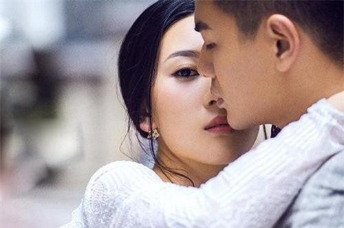 Choáng váng nhìn thấy "thứ" trên giường ngủ sau chuyến đi du lịch nồng nàn với chồng