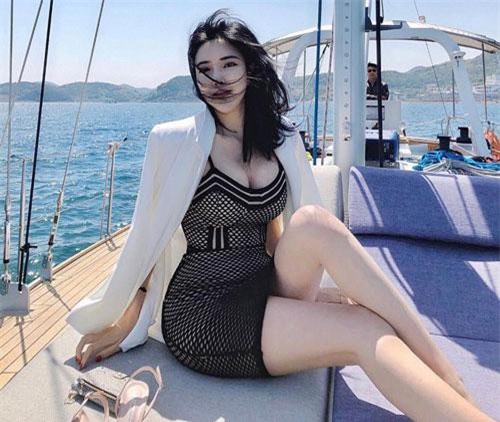 Cuộc sống sang chảnh của 2 người đẹp lắc đầu với lời gạ gẫm trăm tỷ từ đại gia