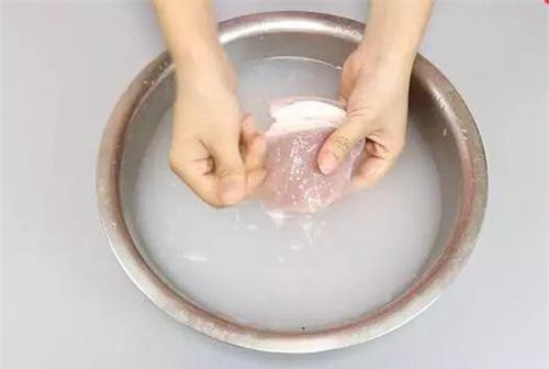 Mách bạn cách rửa sạch thịt lợn tốt nhất để loại bỏ bụi bẩn