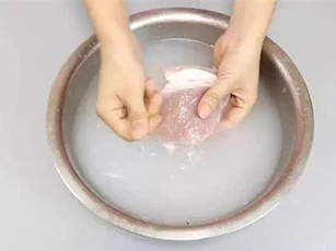 Mách bạn cách rửa sạch thịt lợn tốt nhất để loại bỏ bụi bẩn