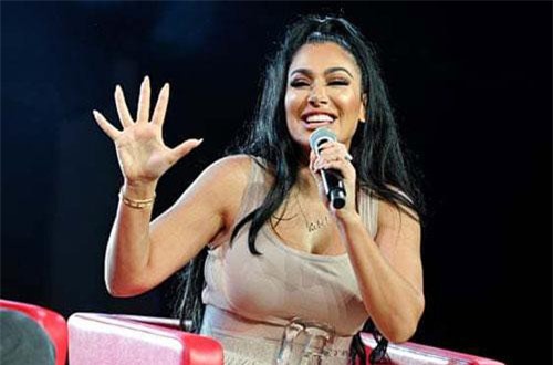 Nữ tỷ phú ‘điên rồ’, kiếm tiền nhờ làm đẹp lông mày