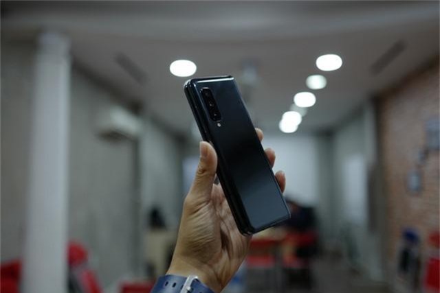 Cận cảnh smartphone màn hình gập Galaxy Fold đầu tiên về Việt Nam - 1