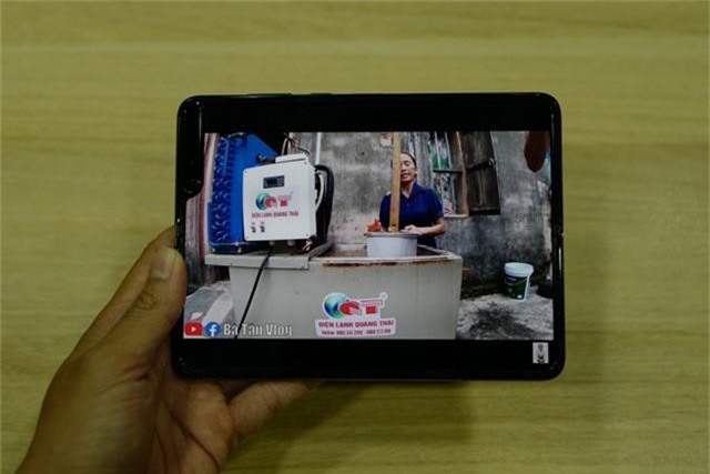 Cận cảnh smartphone màn hình gập Galaxy Fold đầu tiên về Việt Nam - 12