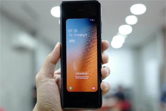 Cận cảnh smartphone màn hình gập Galaxy Fold đầu tiên về Việt Nam - 2