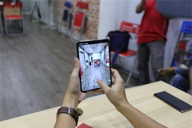 Cận cảnh smartphone màn hình gập Galaxy Fold đầu tiên về Việt Nam - 3