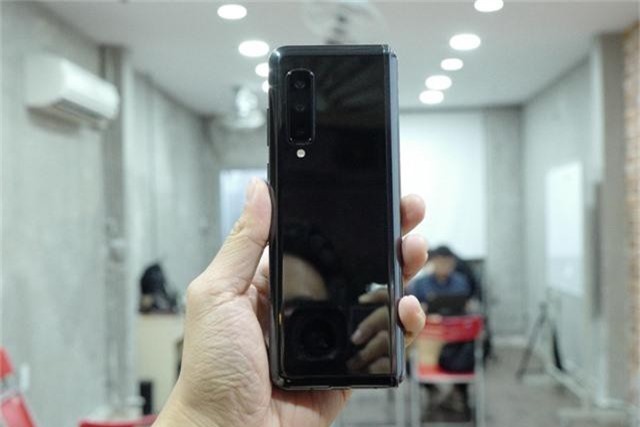 Cận cảnh smartphone màn hình gập Galaxy Fold đầu tiên về Việt Nam - 4