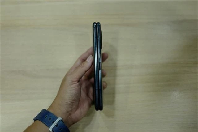 Cận cảnh smartphone màn hình gập Galaxy Fold đầu tiên về Việt Nam - 5