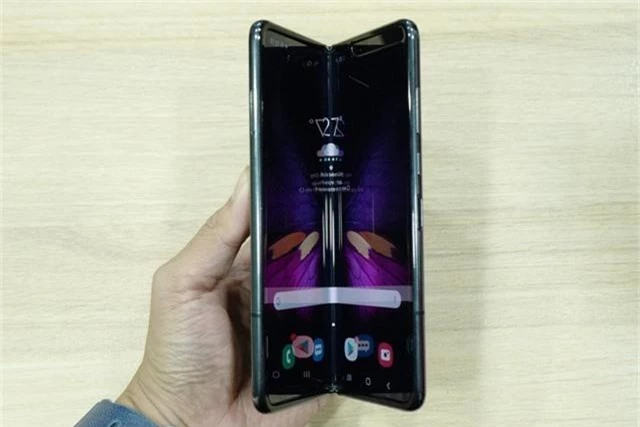 Cận cảnh smartphone màn hình gập Galaxy Fold đầu tiên về Việt Nam - 8