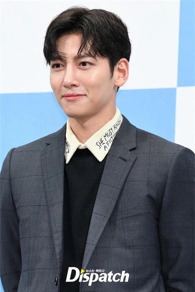 Ji Chang Wook chính thức comeback sau 2 năm, gây sốt vì vẻ soái cực phẩm và ánh mắt dành cho nữ chính tại sự kiện - Ảnh 2.