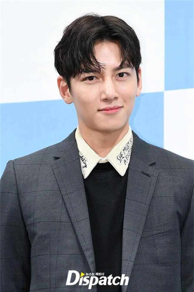 Ji Chang Wook chính thức comeback sau 2 năm, gây sốt vì vẻ soái cực phẩm và ánh mắt dành cho nữ chính tại sự kiện - Ảnh 3.