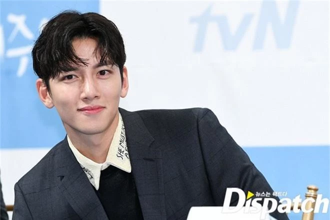 Ji Chang Wook chính thức comeback sau 2 năm, gây sốt vì vẻ soái cực phẩm và ánh mắt dành cho nữ chính tại sự kiện - Ảnh 4.