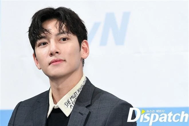 Ji Chang Wook chính thức comeback sau 2 năm, gây sốt vì vẻ soái cực phẩm và ánh mắt dành cho nữ chính tại sự kiện - Ảnh 5.