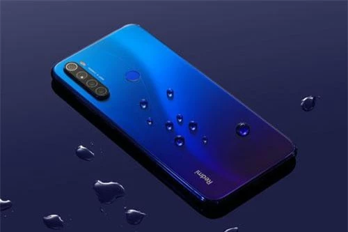 Nhờ được sơn phủ nano nên Redmi Note 8 “miễn nhiễm khi đi trời mưa hoặc vô tình làm đổ nước vào. 