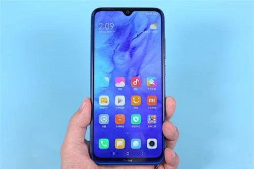 Redmi Note 8 sử dụng tấm nền màn hình IPS kích thước 6,39 inch, độ phân giải Full HD Plus (2.340x1.080 pixel), mật độ điểm ảnh 403 ppi. Màn hình này được chia theo tỷ lệ 19,5:9, chiếm 90% diện tích mặt trước. 