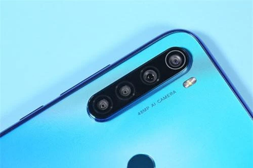 Redmi Note 8 sở hữu 4 camera sau. Trong đó, cảm biến chính 48 MP, khẩu độ f/1.8, hỗ trợ lấy nét theo pha, chống rung điện tử (EIS). Cảm biến thứ hai 8 MP cho ống kính góc rộng 120 độ. Cảm biến thứ ba 2 MP giúp chụp ảnh xóa phông. Ống kính macro 2 MP, f/2.4. Bộ tứ này được trang bị đèn flash LED kép, quay video 4K. 